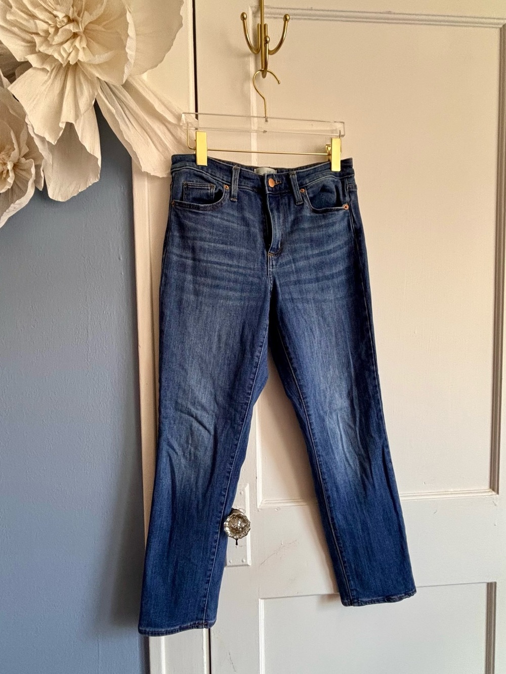 Size 6/28R | Universal Thread | Classic Women's Dark Blue Straight-Leg Jeans
